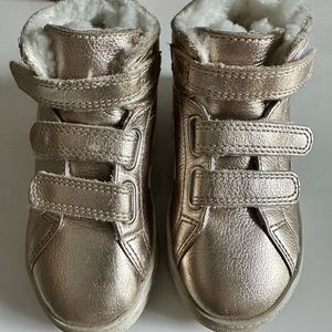 Toddler Veja Esplar Sherpa lined high tops in Gold size 9.5